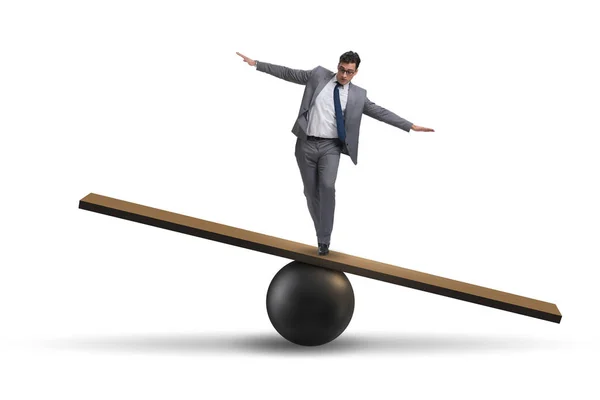 Empresario equilibrio en balanceo en concepto de incertidumbre — Foto de Stock