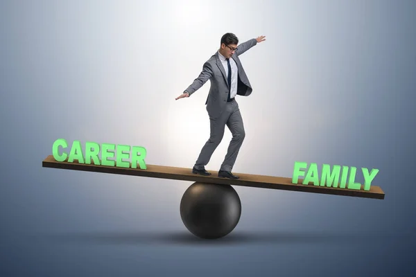 Empresario equilibrio entre la carrera y la familia en el ámbito empresarial — Foto de Stock