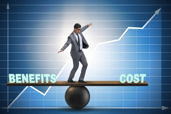 Imprenditore che equilibra costi e benefici nelle imprese — Foto Stock