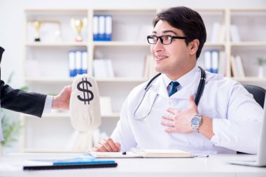Sağlık sigortası dolandırıcılığı konseptinde genç doktor