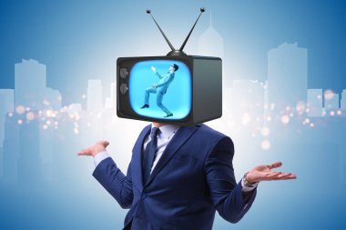 Televizyon bağımlısı bir adam.