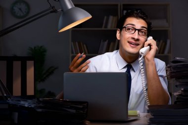 Genç işadamı geç saatlere kadar ofiste çalışıyor.