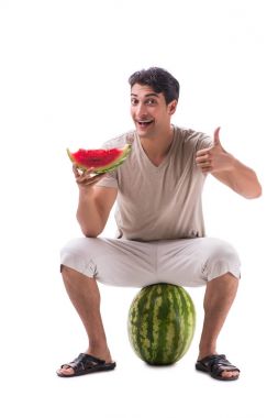 Karpuzlu genç adam beyazda izole edilmiş.