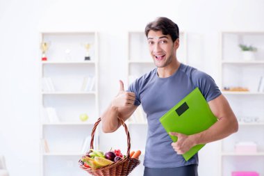 Sağlıklı beslenmenin ve spor yapmanın faydalarını destekleyen bir adam.