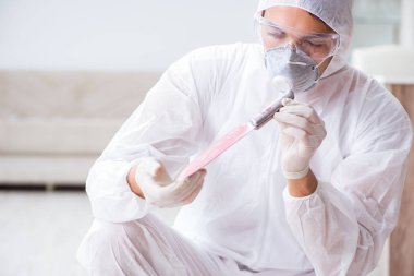 Olay yerinde adli tıp uzmanı soruşturma yapıyor.