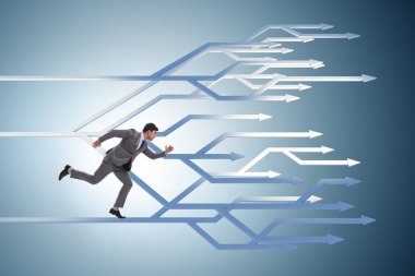 Farklı kariyer yolları düşünen bir iş adamı.