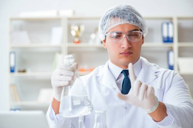 Genç araştırmacı bilim adamı bir su testi kirliliği araştırması yapıyor.