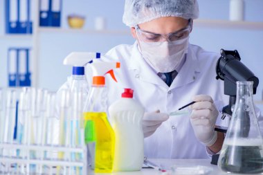 Laboratuvardaki adam yeni temizlik çözeltisi deterjanı test ediyor.