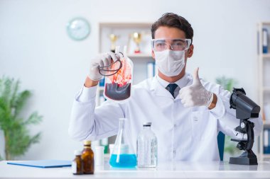 Hastane kliniğinde kan örnekleriyle çalışan bir doktor.