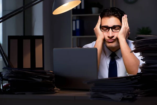 Młody biznesmen pracujący do późna w biurze — Zdjęcie stockowe