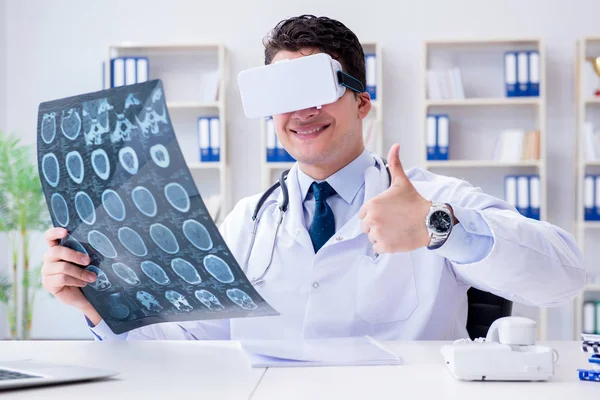 Νεαρός γιατρός που εξετάζει μαγνητική τομογραφία μέσω γυαλιών εικονικής πραγματικότητας — Φωτογραφία Αρχείου