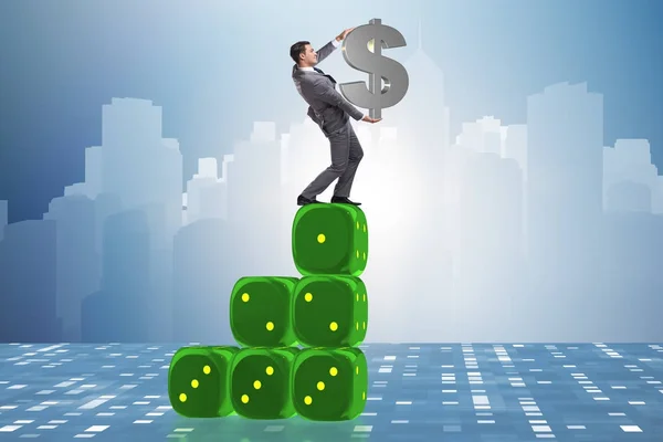 Geschäftsmann hält Dollarzeichen oben auf Würfelpyramide — Stockfoto