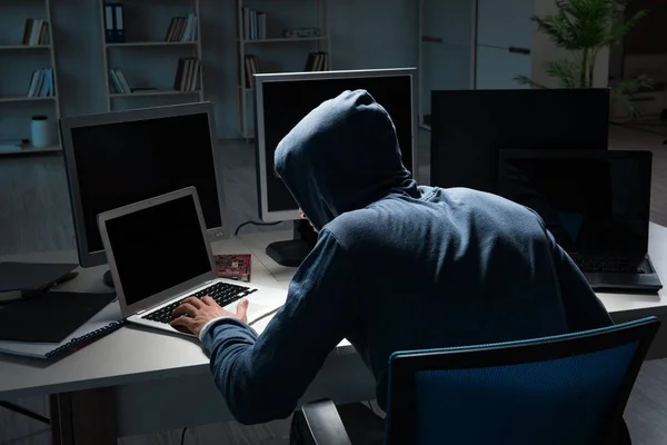 Hacker hacken nachts Computer — Stockfoto