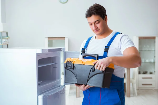 Riparatore appaltatore riparazione frigorifero nel concetto fai da te — Foto Stock