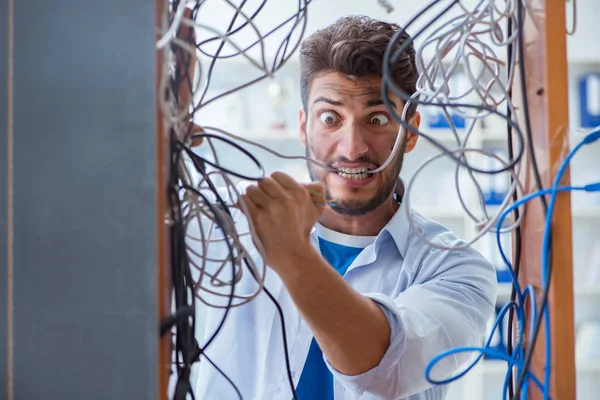 Reparador de computador trabalhando na reparação de rede em oficina de TI — Fotografia de Stock