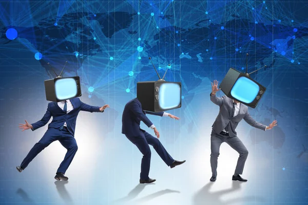 Медиа-зомби с человеком и телевизором вместо головы — стоковое фото