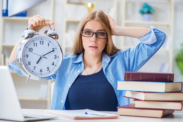 Jovem adolescente estudante se preparando para exames em casa — Fotografia de Stock