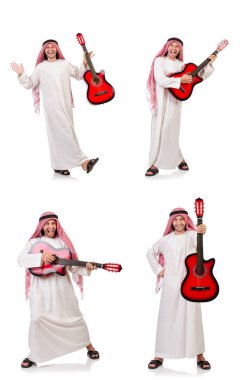 Arap adam beyaz izole gitar çalmak