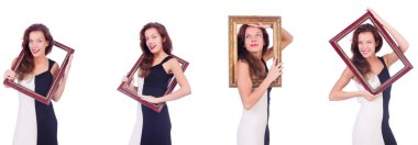 Beyaz çerçeveli bir kadın.