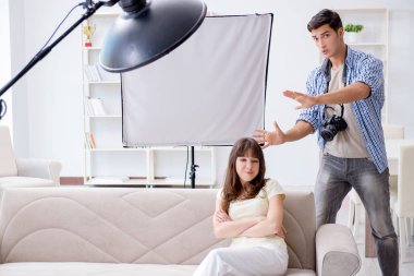 Fotoğraf stüdyosunda çalışan genç fotoğrafçı.