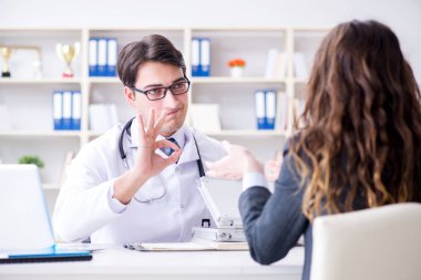 Sağlık sigortası dolandırıcılığı konseptinde genç doktor