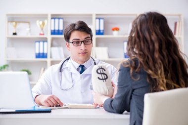 Sağlık sigortası dolandırıcılığı konseptinde genç doktor