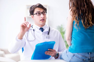 Tıbbi konseptte doktoru ziyaret eden kadın