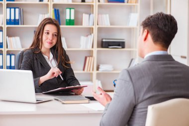 İş adamıyla iş kadını arasındaki iş görüşmesi