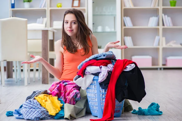 Mulher estressada fazendo lavanderia em casa — Fotografia de Stock
