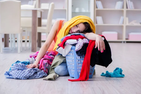 Stressad kvinna tvättar hemma — Stockfoto