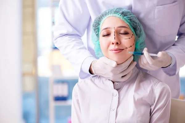 Chirurgien plastique se préparant à l'opération sur le visage de femme — Photo
