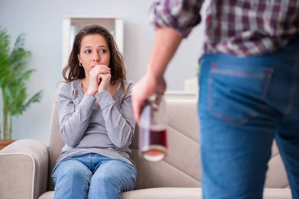 Konsep kekerasan dalam rumah tangga dalam sebuah argumen keluarga dengan alkoholho mabuk — Stok Foto