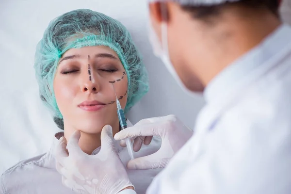 Cirujano plástico preparándose para la operación en cara mujer — Foto de Stock