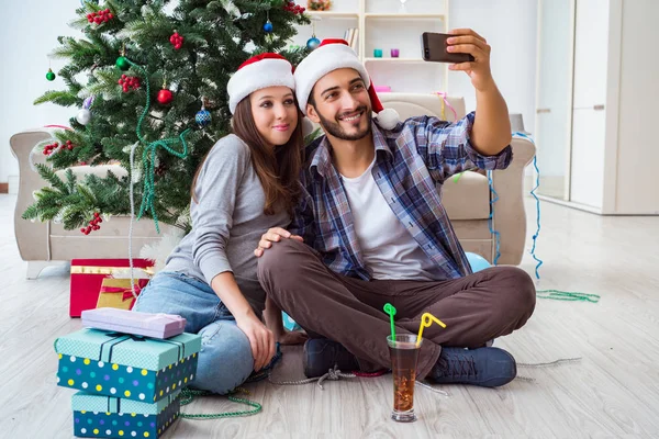Genç çift Noel 'de selfie çekiyor.