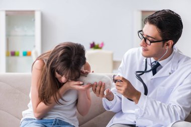 Tavşan besleyen kadın veteriner doktoru ziyaret ediyor.