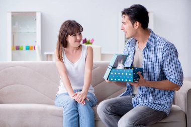 Genç bir kadın doğum günü hediyesi olarak evcil tavşan alıyor.