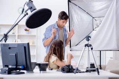 Fotoğraf stüdyosunda çalışan genç fotoğrafçı.