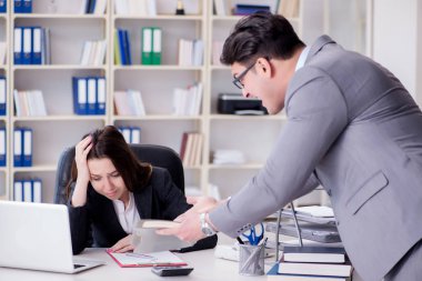 Kadın ve erkek arasındaki ofis anlaşmazlığı