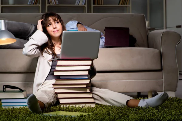 Två studenter studerar sent förbereder sig för tentor — Stockfoto