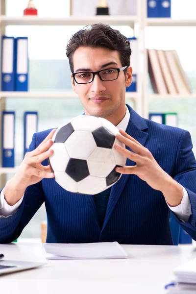 Бізнесмен грає у футбол в офісі — стокове фото