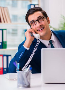 Ofiste iş adamı konuşuyor.