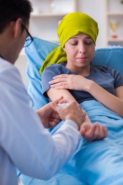 Clini 'de tıbbi konsültasyon için doktoru ziyaret eden kanser hastası.