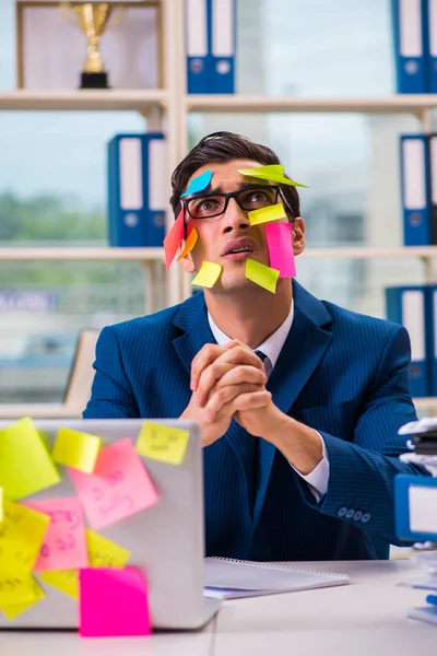 Uomo d'affari con note promemoria nel concetto di multitasking — Foto Stock