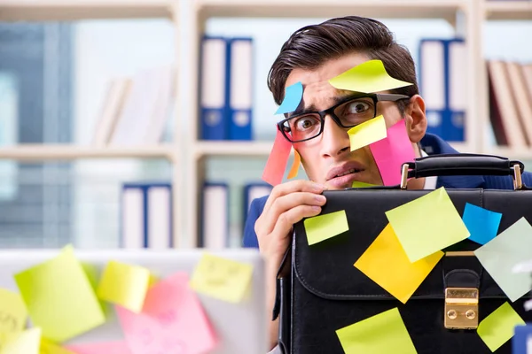 Affärsman med påminnelse anteckningar i multitasking koncept — Stockfoto