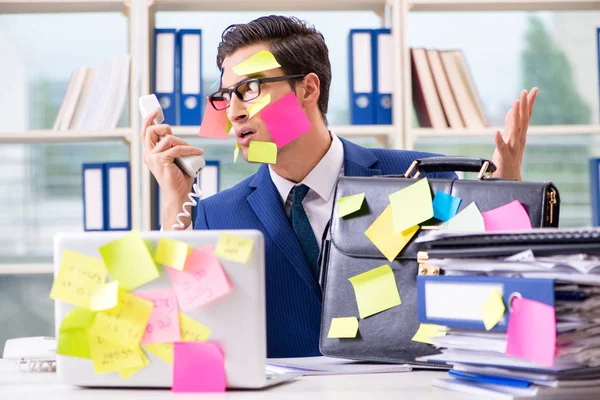 Uomo d'affari con note promemoria nel concetto di multitasking — Foto Stock
