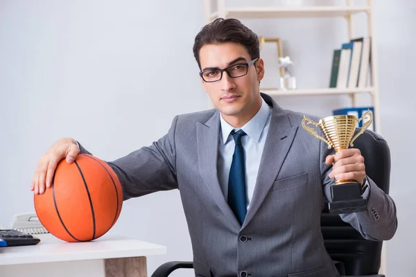 Empresário com copa de prêmio para realizações no escritório — Fotografia de Stock