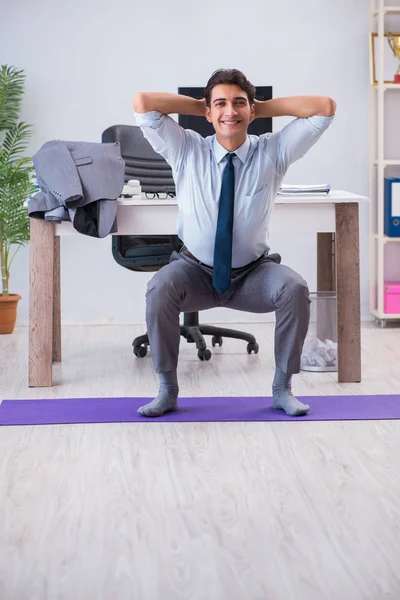 Uomo d'affari che fa sport in ufficio durante la pausa — Foto Stock