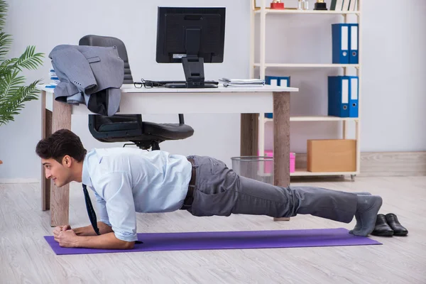 Uomo d'affari che fa sport in ufficio durante la pausa — Foto Stock