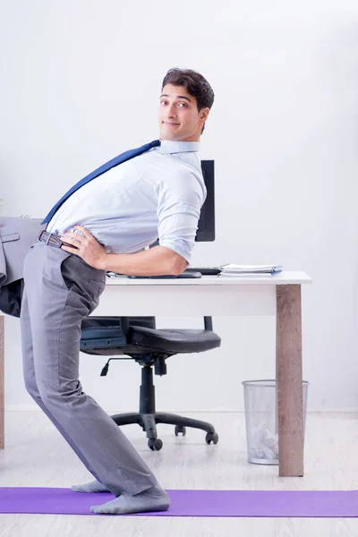 Geschäftsmann treibt in der Pause Sport im Büro — Stockfoto