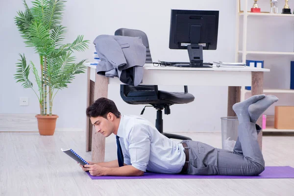 Uomo d'affari che fa sport in ufficio durante la pausa — Foto Stock